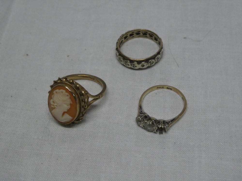 A 9ct gold dress ring set oval cameo panel,