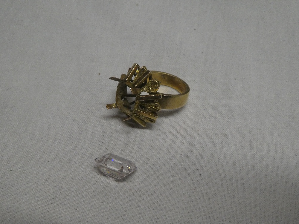A modern 18ct gold dress ring with ornate mount (af)