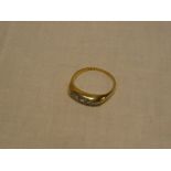 An 18ct gold dress ring with plantinum mounts set five graduated diamonds