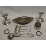 A George V silver oval desk stand (minus inkwell) with engraved text,