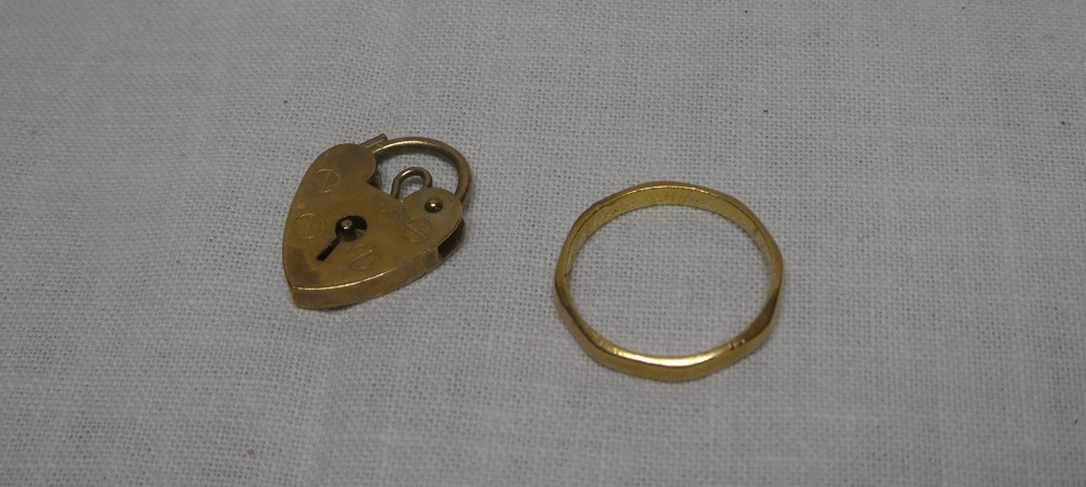 A 22ct gold facetted wedding band and a 9ct gold padlock clasp