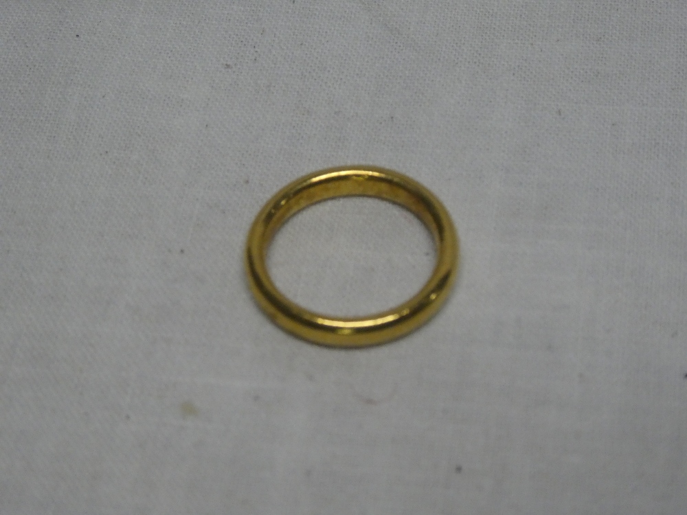 A 22ct gold wedding band