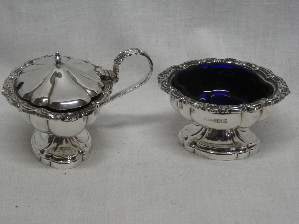 A good quality silver classical-shaped pedestal mustard pot with hinged lid and loop handle