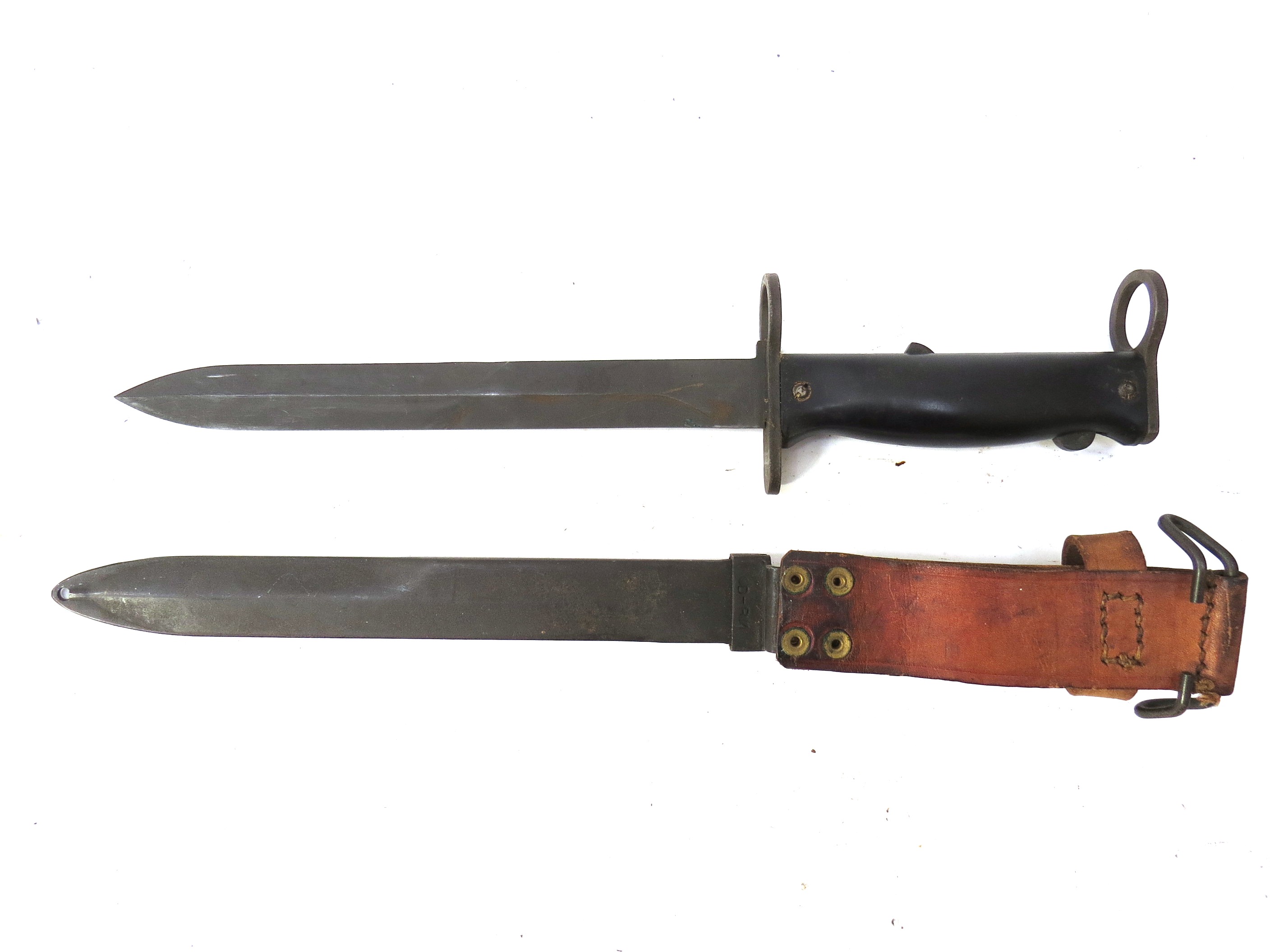 A French MAS 49/56 knife bayonet wtih scabbard and brown leather belt loop - Image 2 of 2