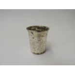 A Russian silver beaker with engraved decoration dated 1851, 6cm tall, 45g,