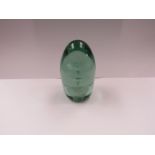 A Stourbridge Victorian green glass dump with floral decoration to interior, 11cm tall