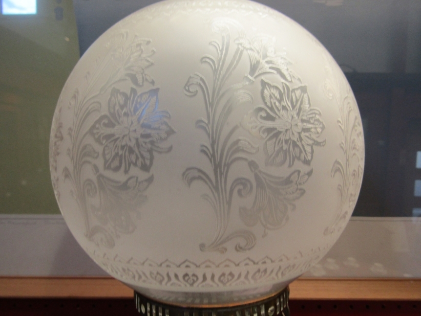 A Duplex English made oil lamp with etched glass globe shade over mottled glass reservoir, brass - Image 3 of 3