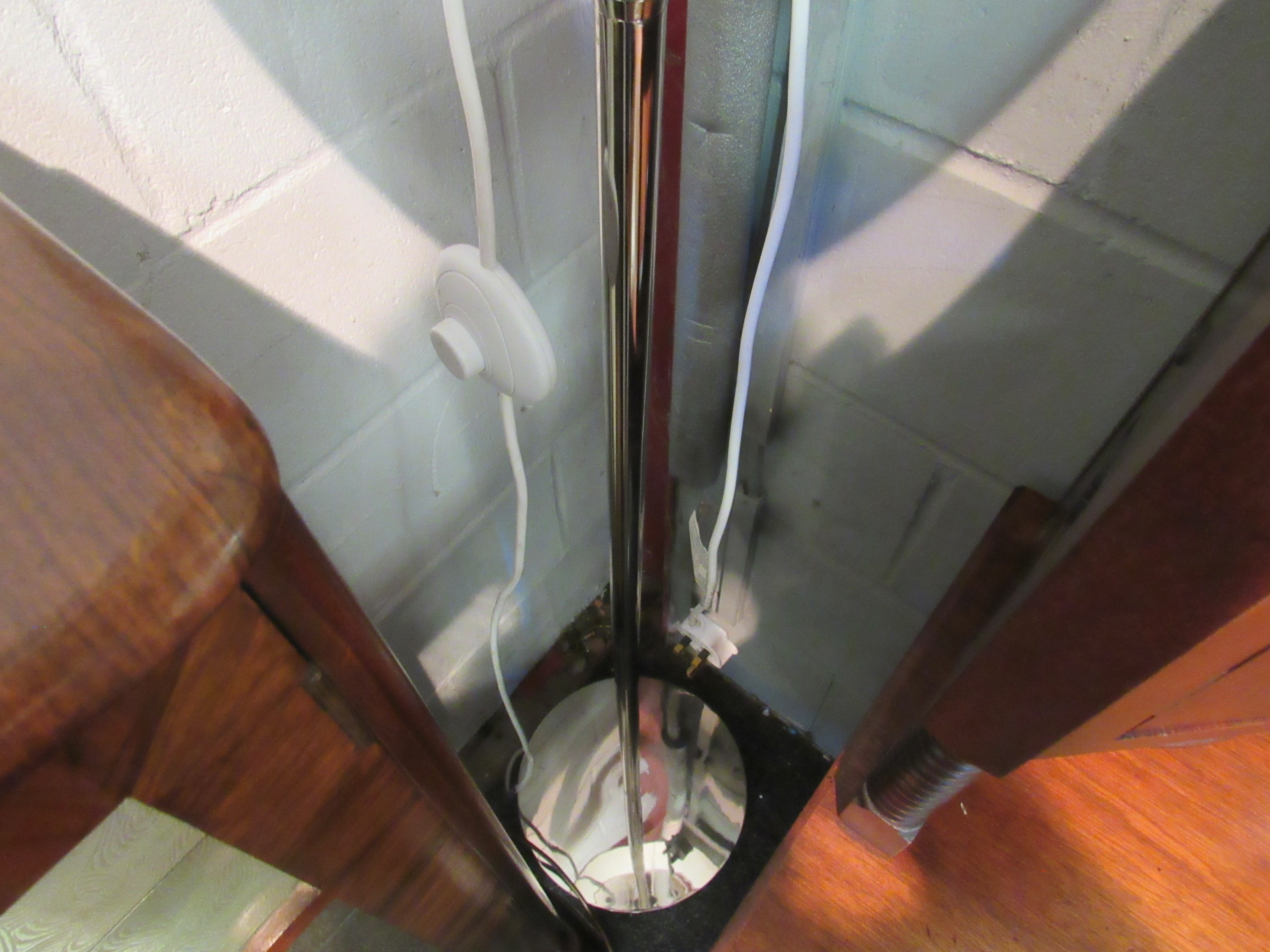 A modern standard lamp with clear ball detail - Image 2 of 3