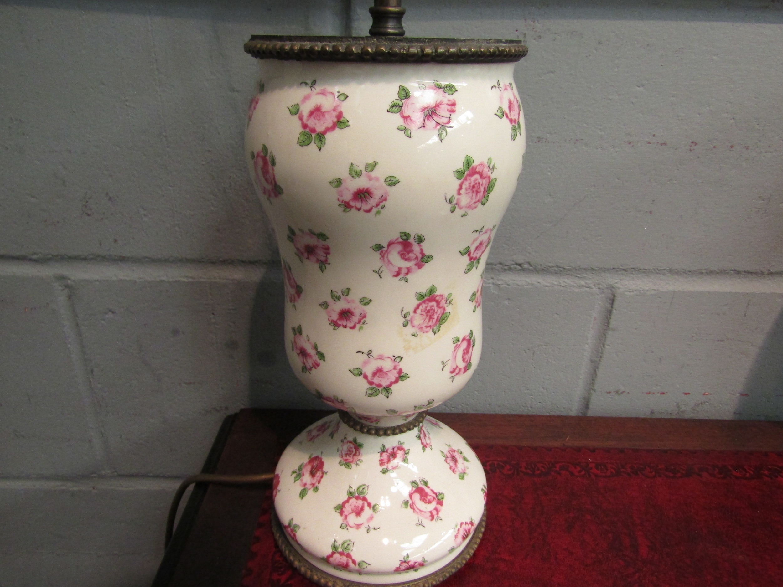 A floral design table lamp - Image 2 of 2
