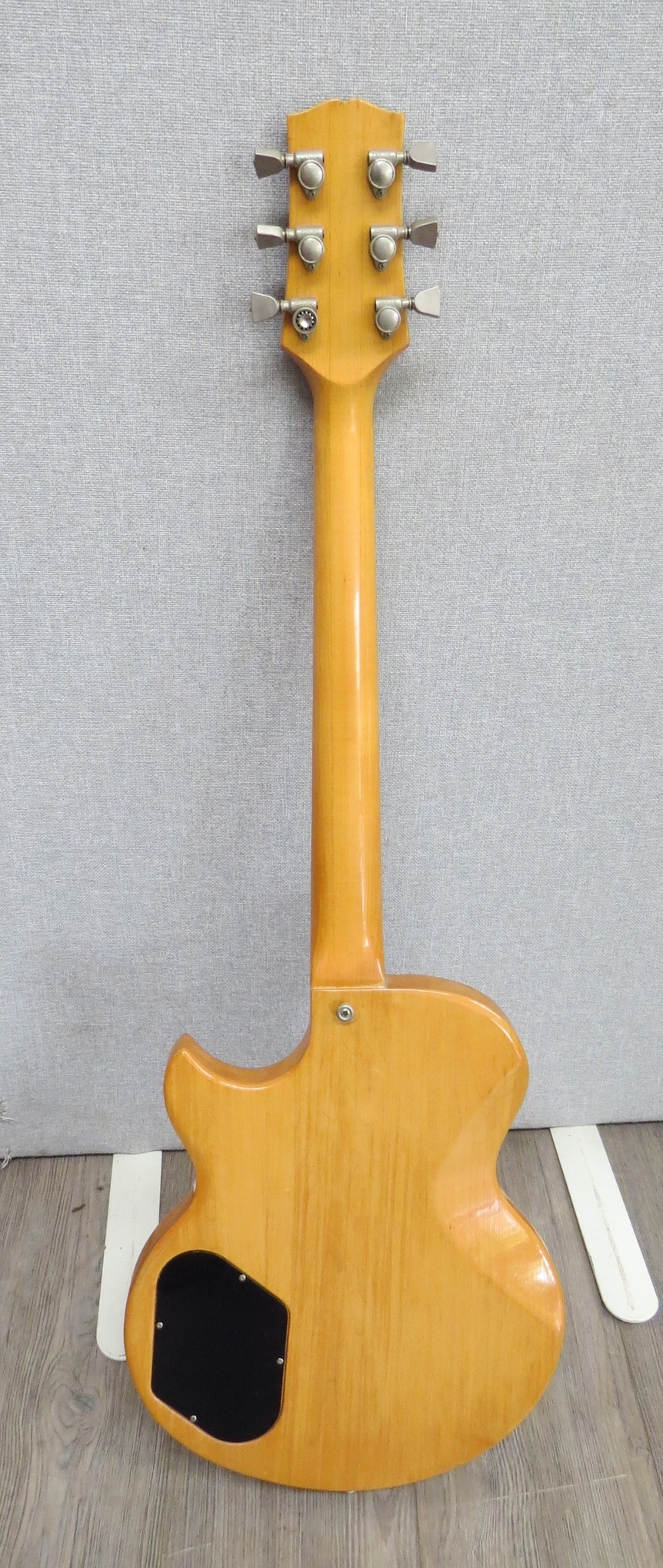 A Gibson L6-S electric guitar with maple body and neck, black pickguard, twin humbucker pickups, - Image 4 of 6