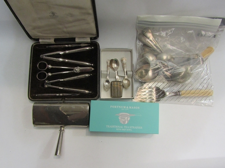 WITHDRAWN A vintage Mappin & Webb seafood picker and lobster tool set, cased, and a small quantity