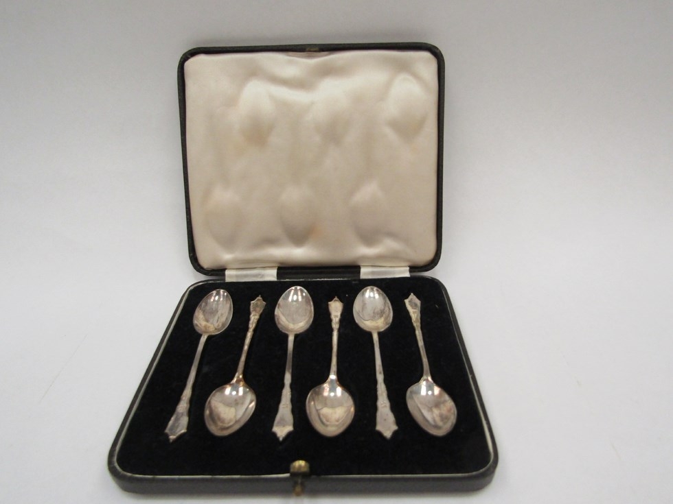 A set of six Lee & Wigfull (Henry Wigfull) silver coffee/ tea spoons, floral handles, Sheffiled,