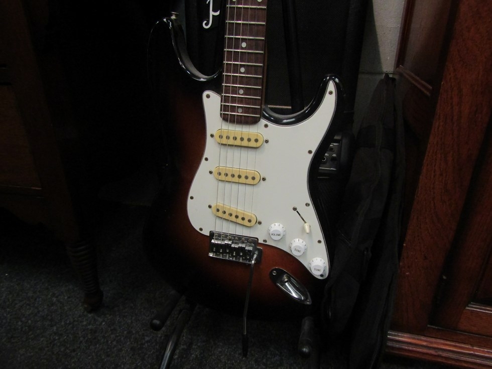 A Da Vinci electric guitar with soft case and stand and two amps including Park - Image 2 of 2