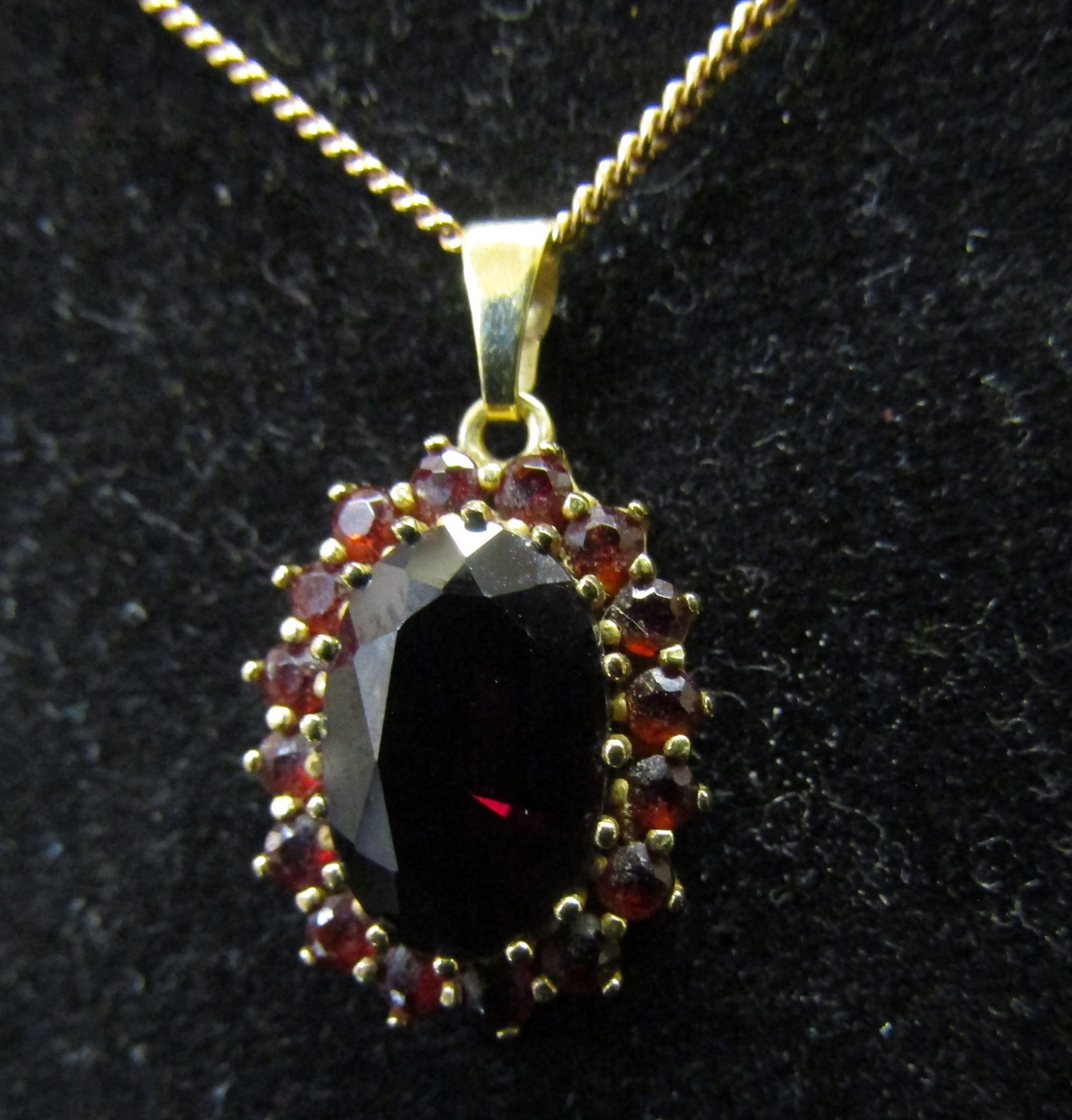 A 9ct gold garnet cluster pendant hung on 9ct gold chain, with a pair of matching earrings, 7.6g - Image 3 of 3