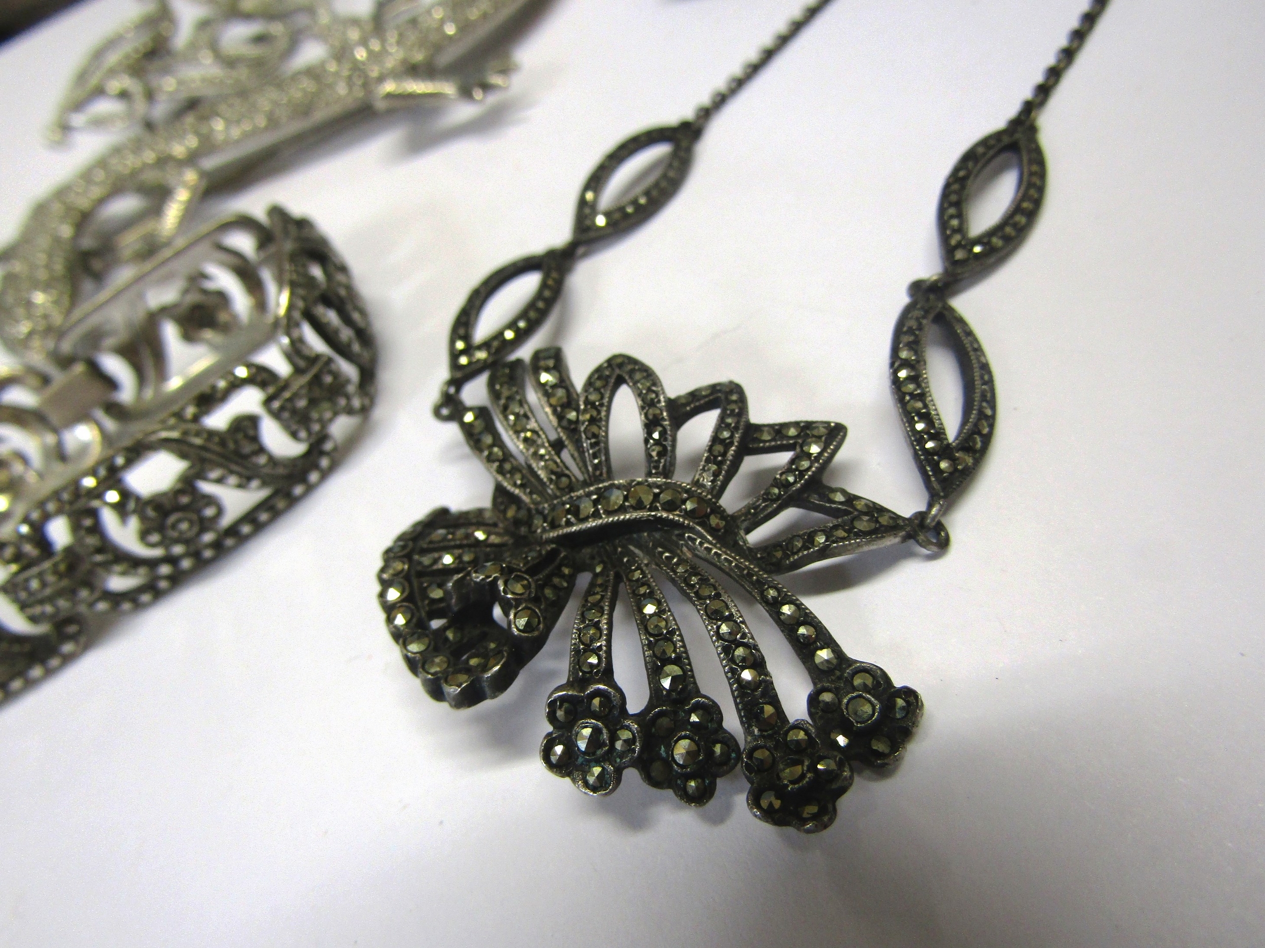 A small quantity of marcasite set jewellery including necklace and bracelet and a lizard brooch - Image 3 of 3