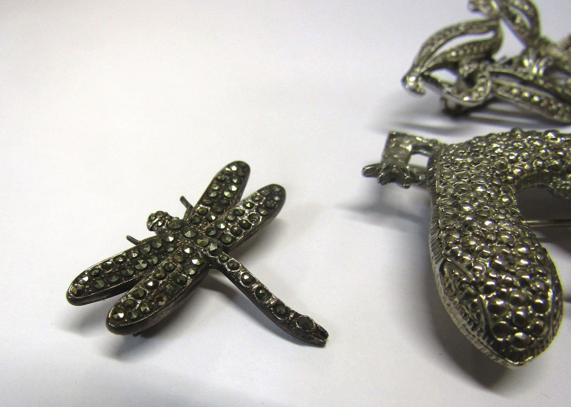 A small quantity of marcasite set jewellery including necklace and bracelet and a lizard brooch - Image 2 of 3