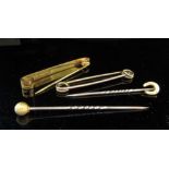 Two 9ct gold bar/tie pins and two stick pins, one sperical the other horseshoe finial, 6g