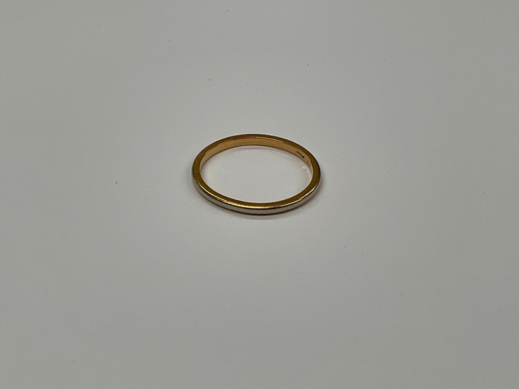 An 18k gold wedding band, size J, slim form, 1.5g