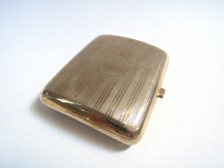 A 9ct gold cigarette case, with engine turned line decoration, vacant cartouche, Chester, 81.2g - Image 2 of 6