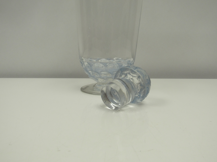 A Rene Lalique Pouilly decanter and stopper, 28cm tall - Image 4 of 5