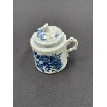 A Worcester blue and white pattern preserve/mustard pot, Oriental design with a floral shaped