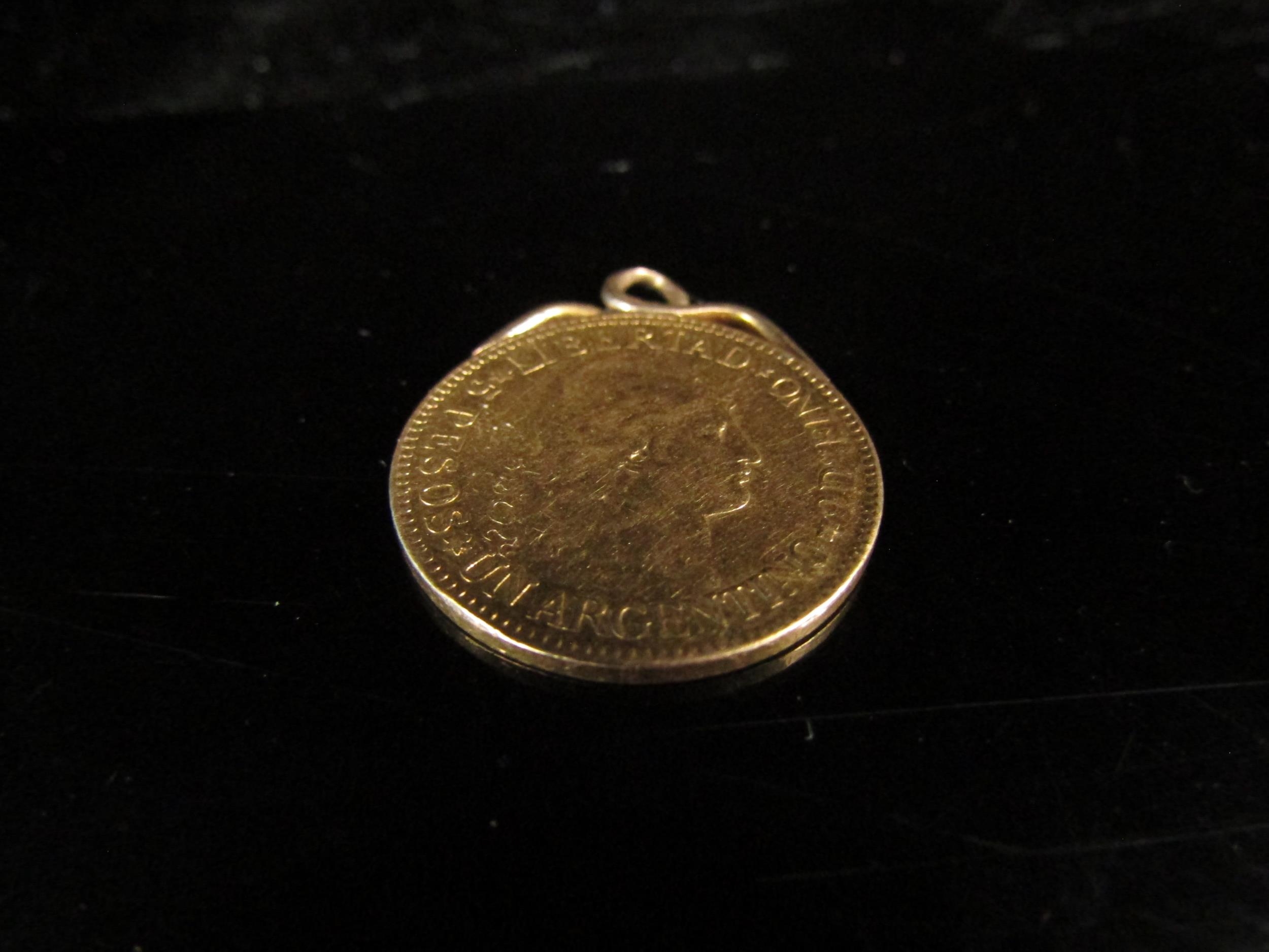 An 1886 gold Argentinian 5 Pesos coin on pendant mount, 8.4g