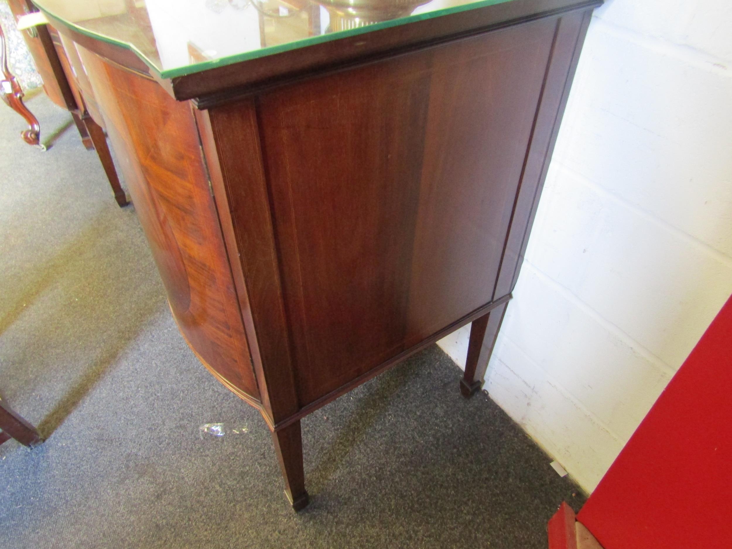 An Edwardian crossbanded mahogany serpentine fronted sideboard in the 18th Century style (back - Image 3 of 4