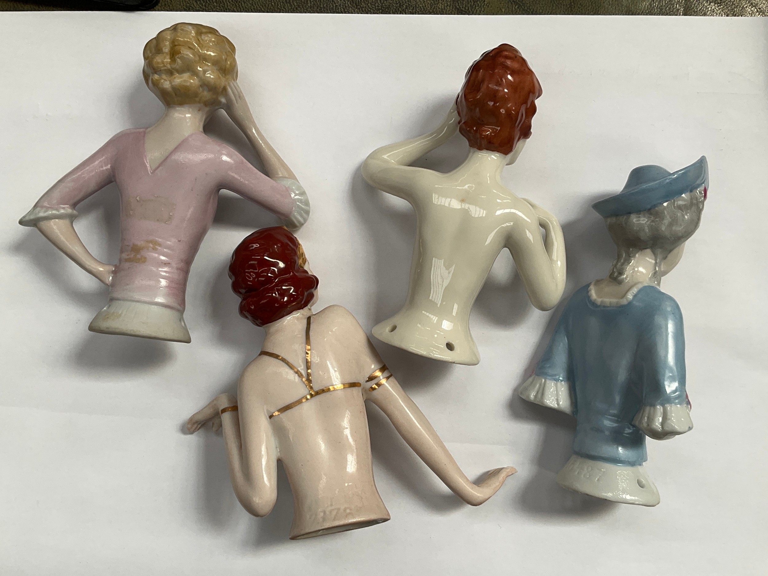 Four early 20th Century glazed china half dolls including flapper - Bild 2 aus 2