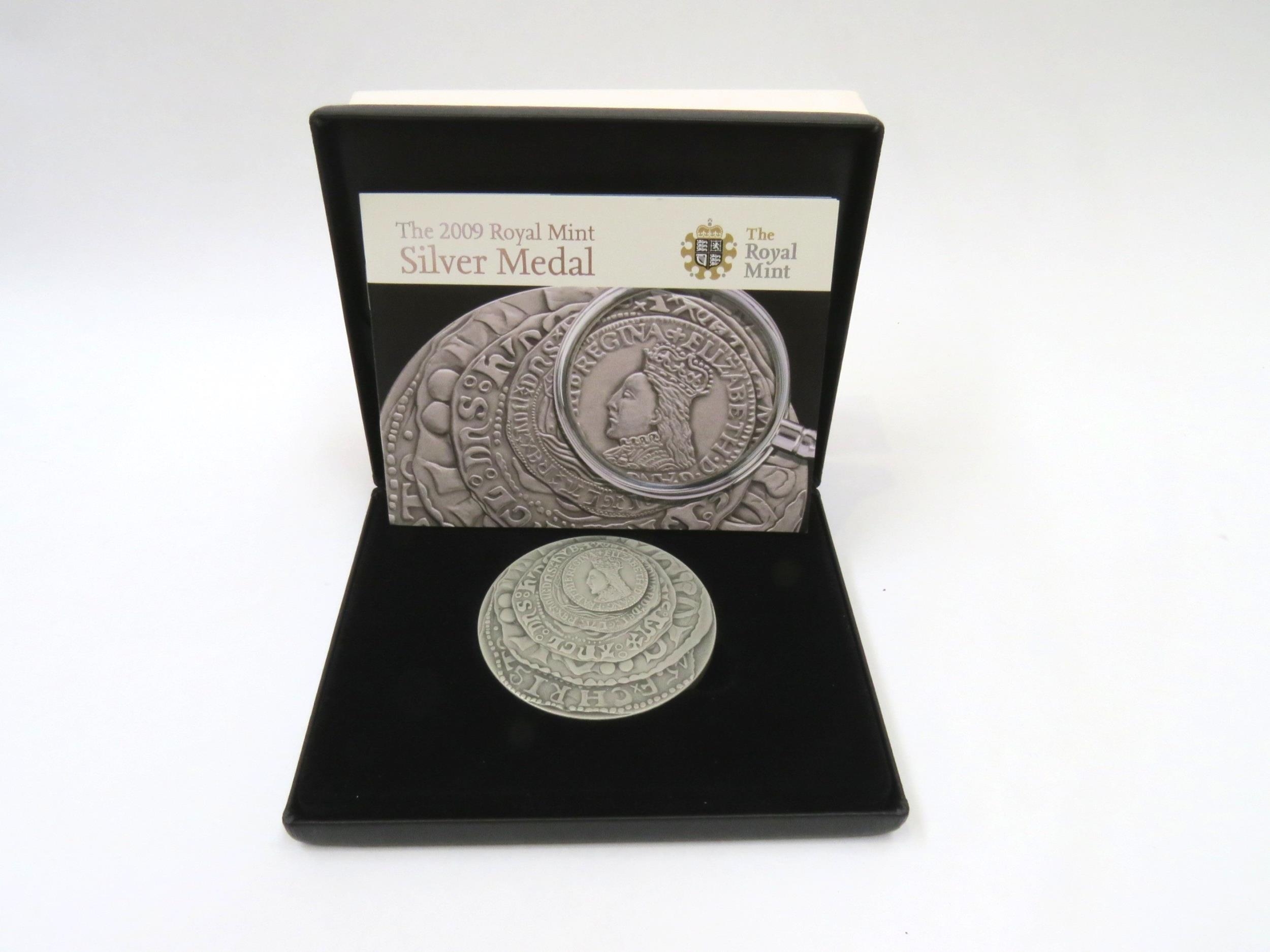 A Royal Mint 2009 silver medal designed by Emma Noble with protrait of Elizabeth I, 65mm, 155.517g