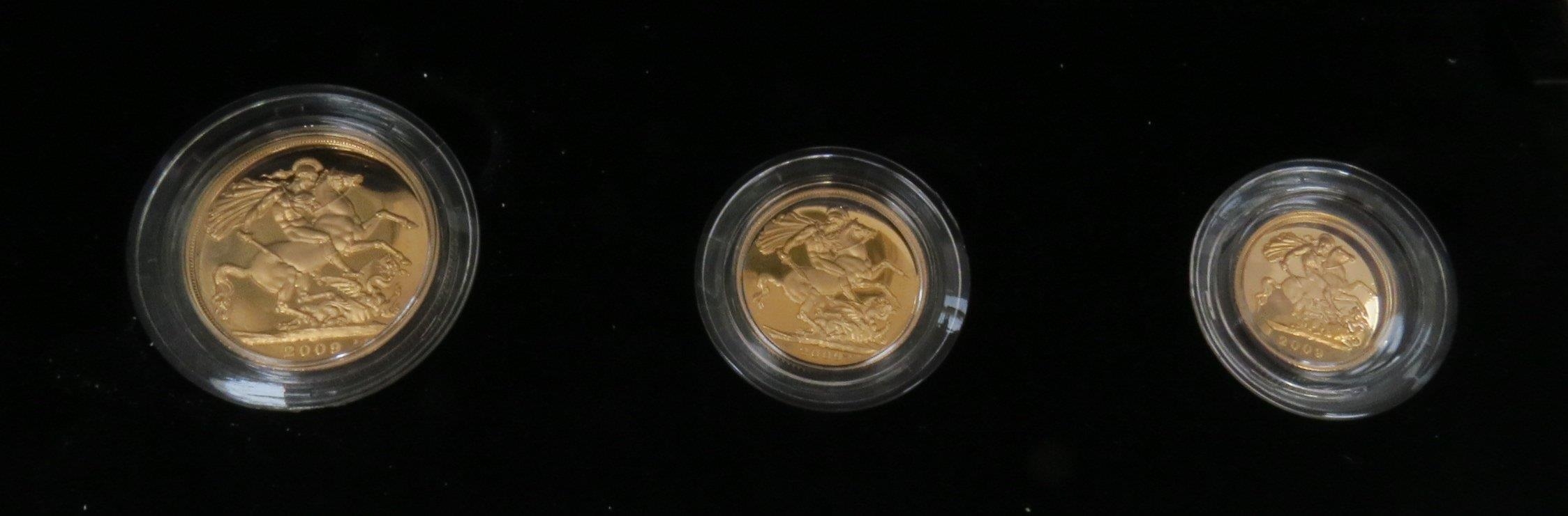 A Royal Mint 2009 Gold Proof Sovereign Three coin set with certificate and box, No. 76/750 - Image 2 of 2