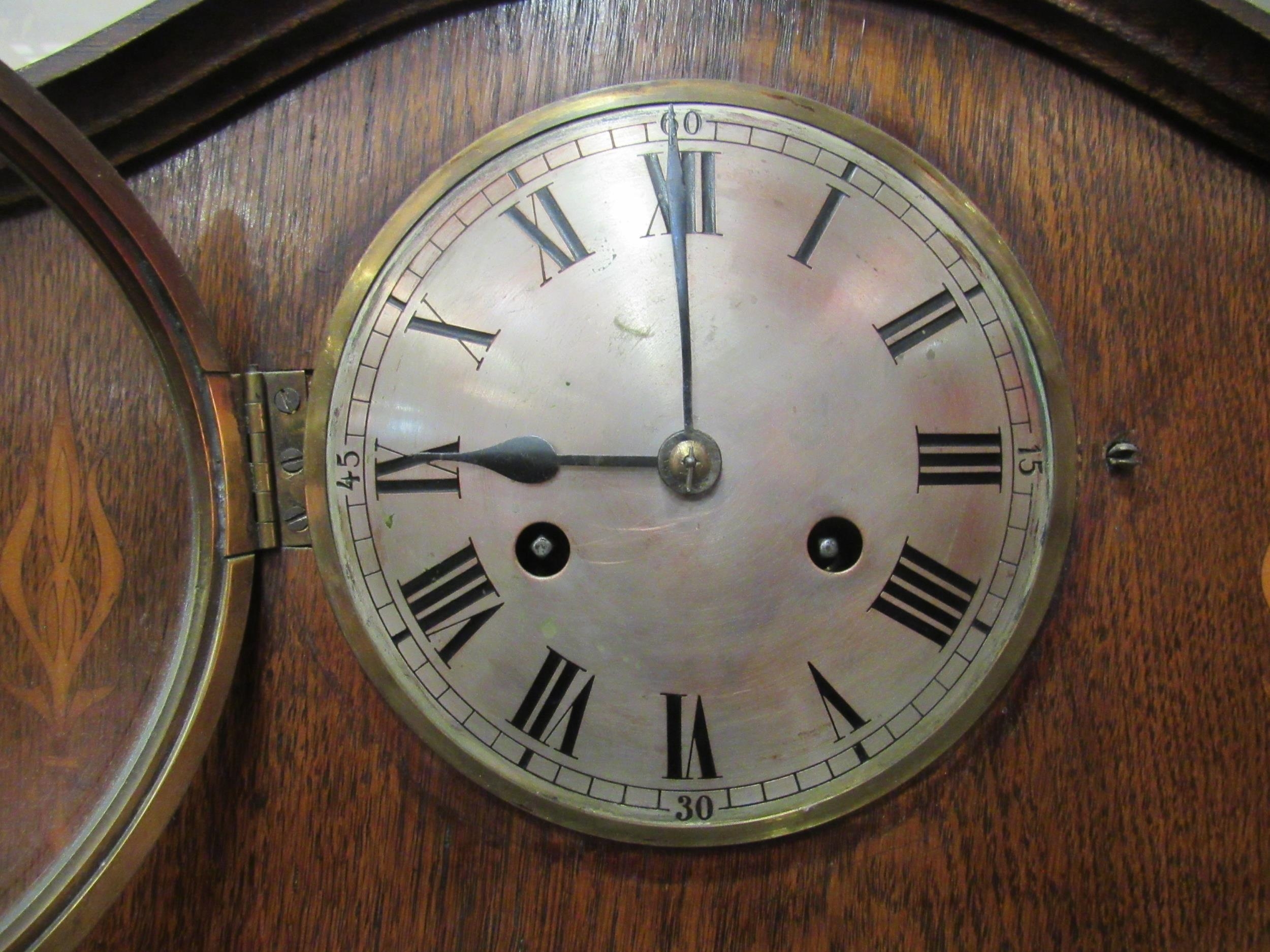 An early to mid 20th Century oak mantel clock, two train movement striking on a coiled gong, 28cm - Image 2 of 5