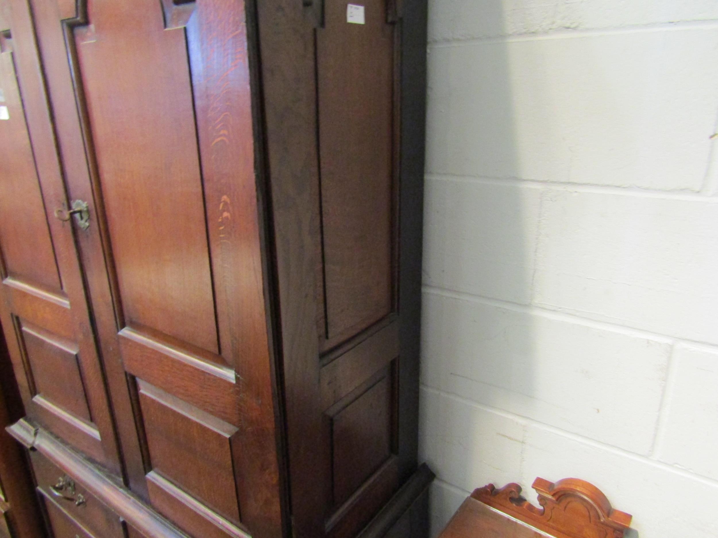 An early to mid 18th Century oak slim two door cupboard over two over two drawer base with swan neck - Bild 4 aus 5