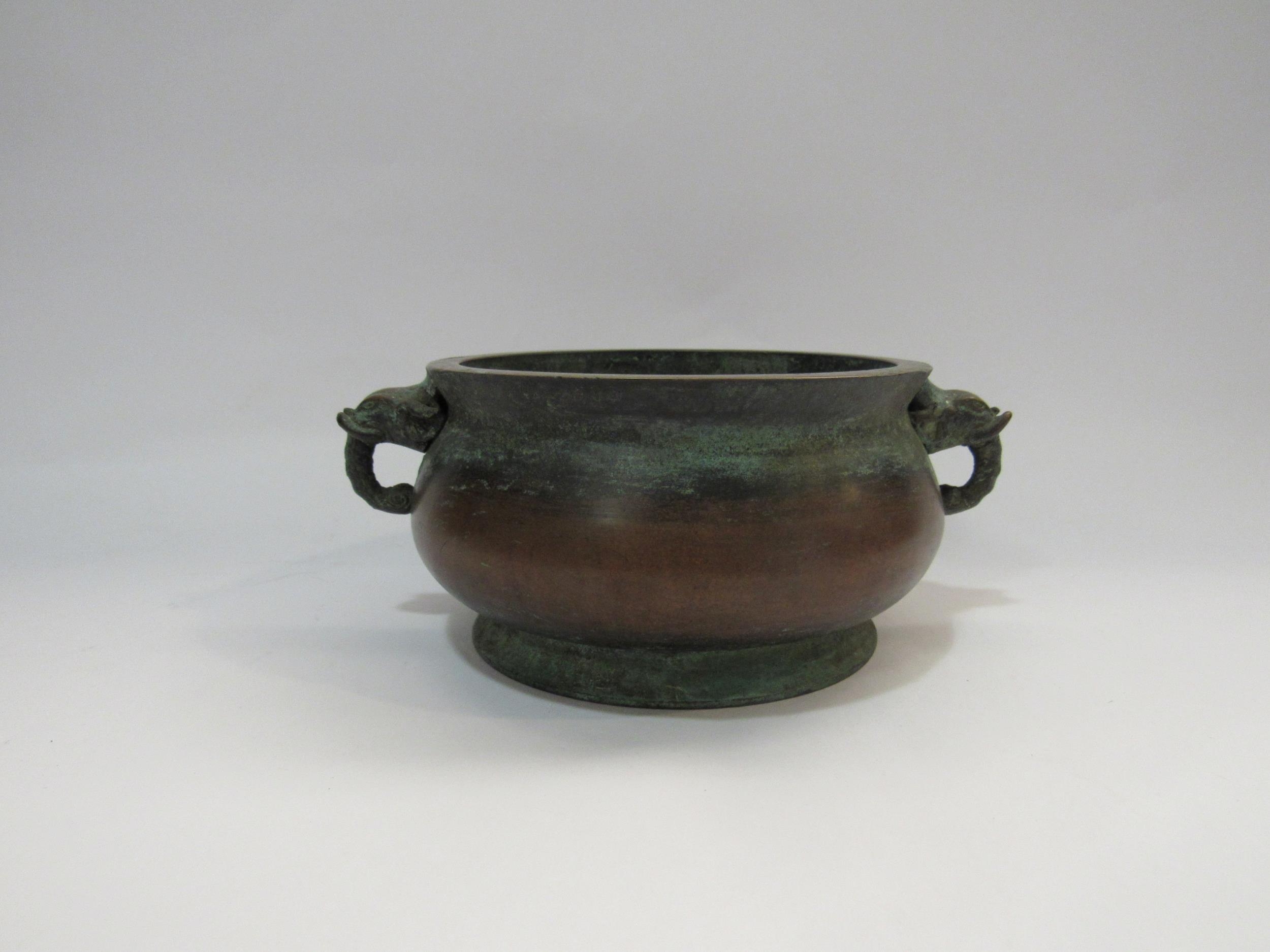 A bronze two handled censor with elephant handles and character marks - Image 3 of 4