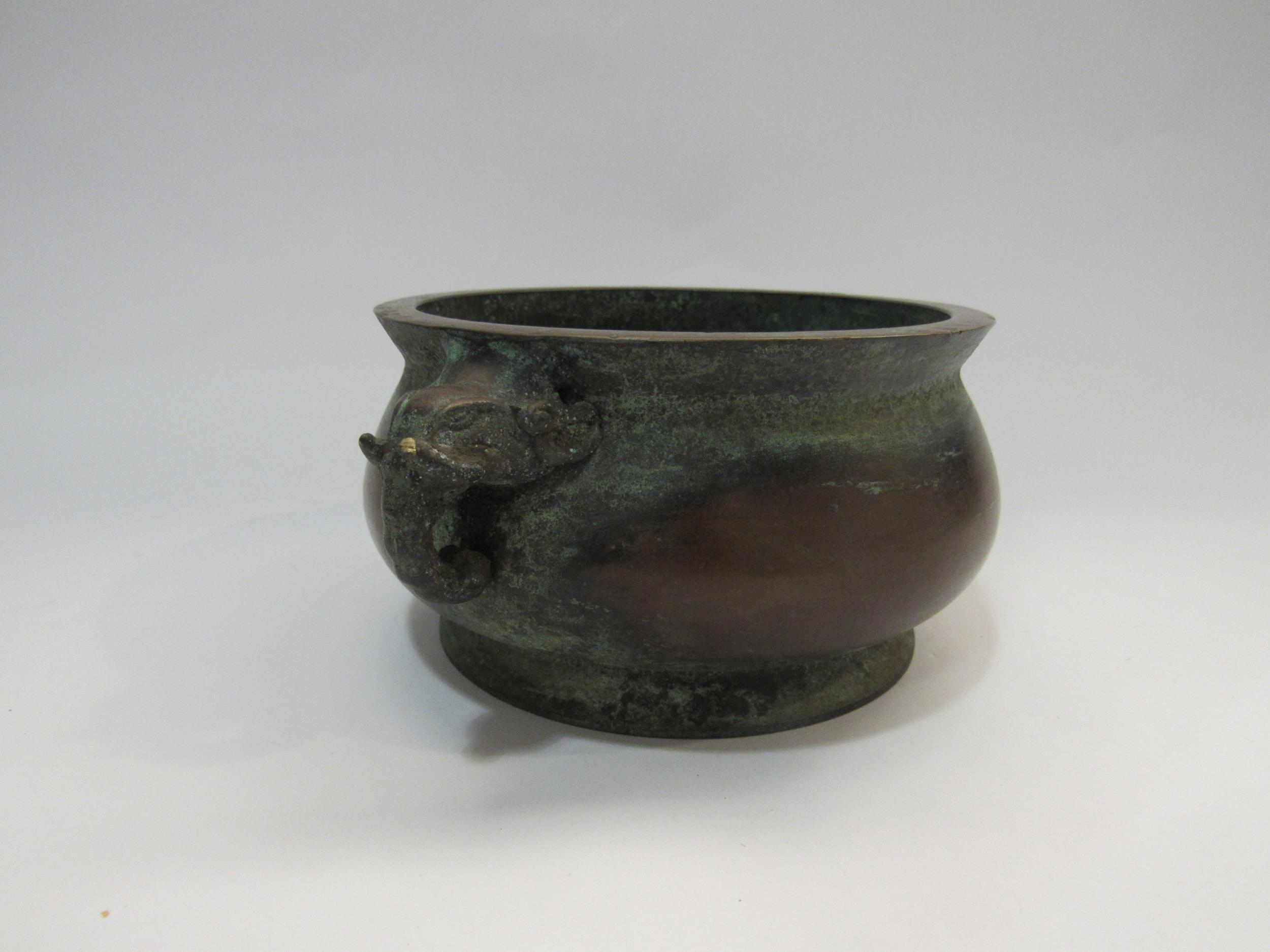 A bronze two handled censor with elephant handles and character marks - Image 2 of 4