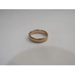 A gold wedding band stamped 585, size S, 5.6g