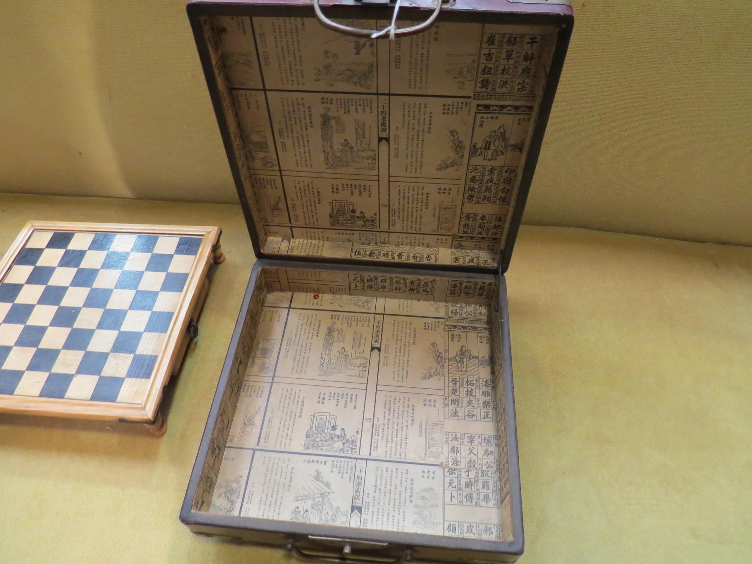 A lacquer box with Oriental design containing a miniature chess set - Image 3 of 4