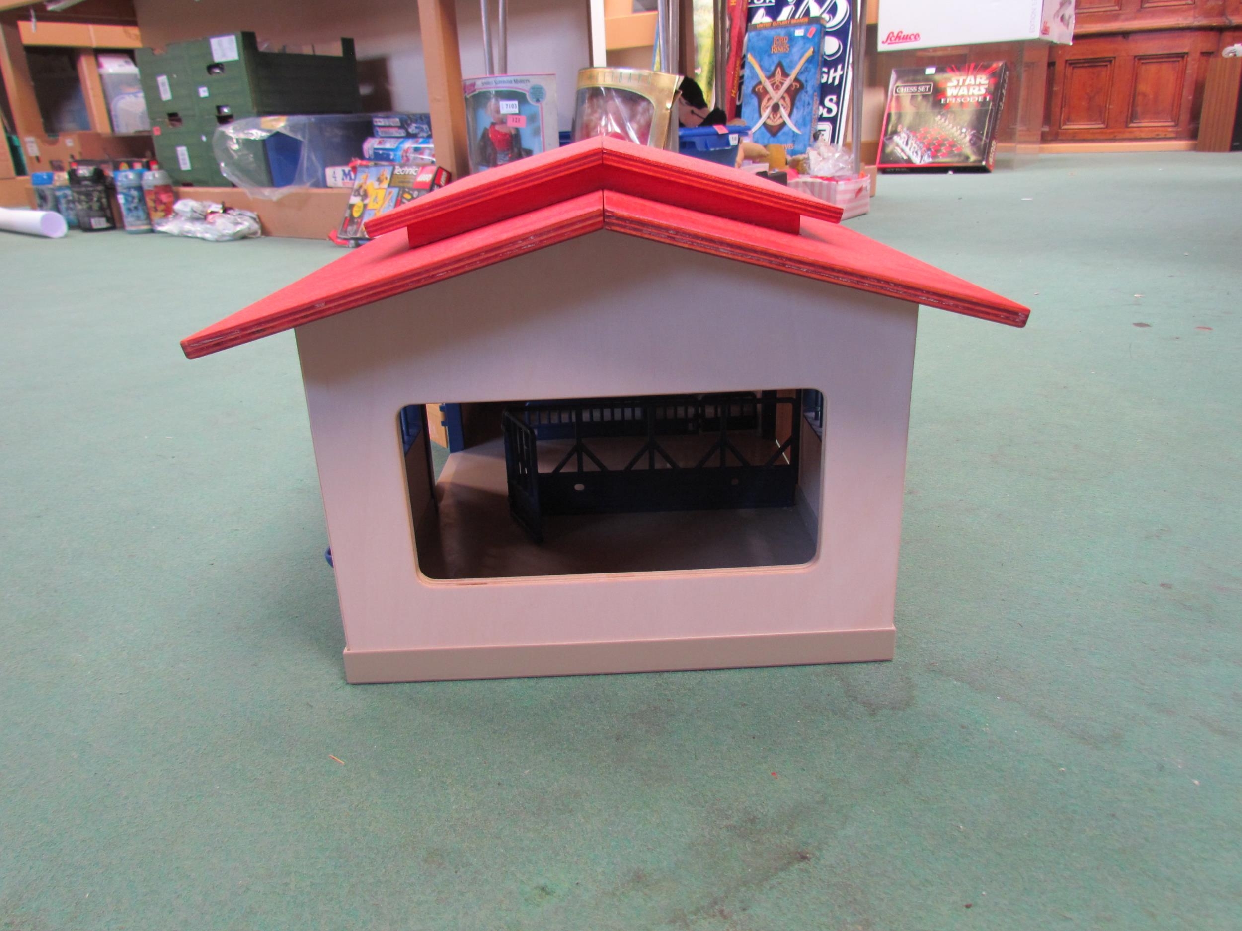 A wooden Schleich stable - Image 2 of 2