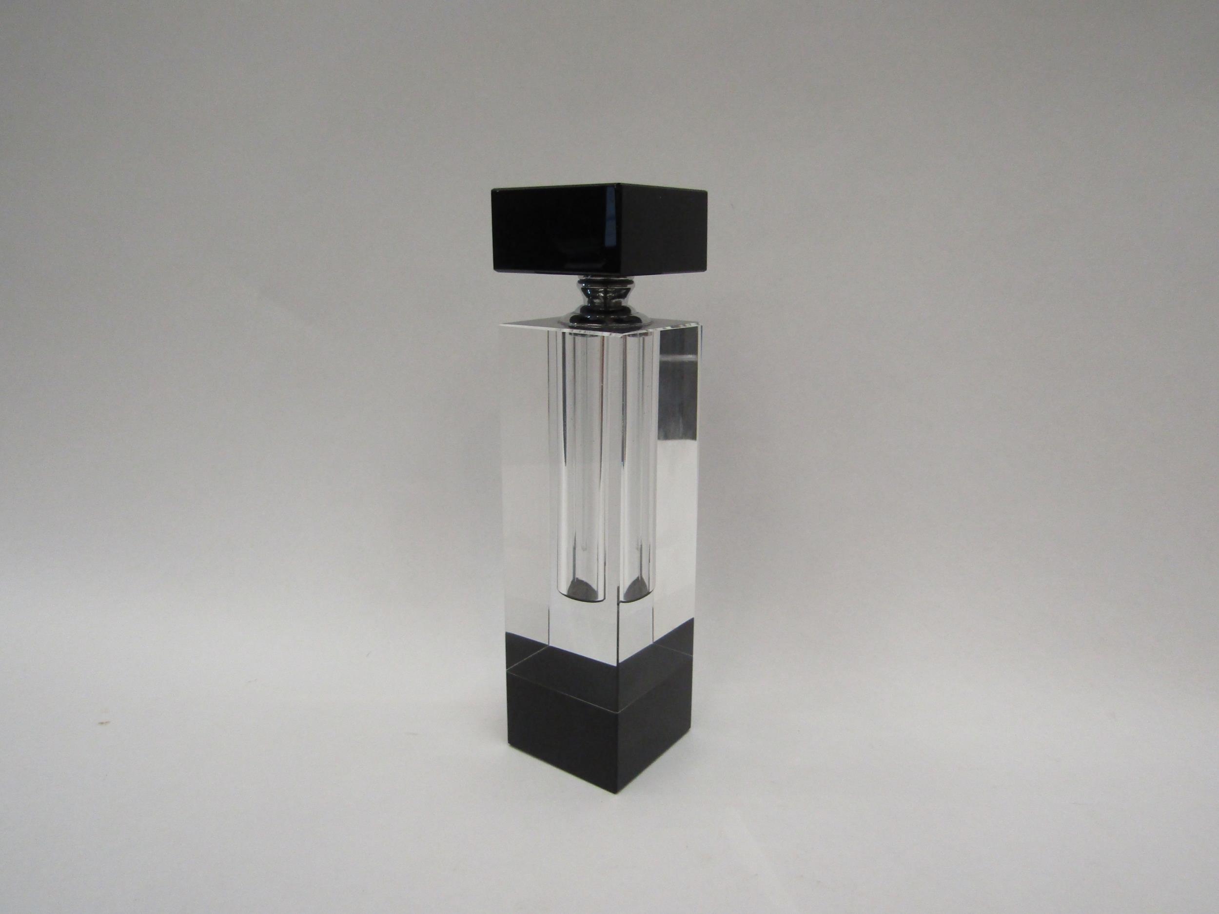 A modern glass scent bottle of square form in clear and black Art Deco style, 19cm high - Image 2 of 2
