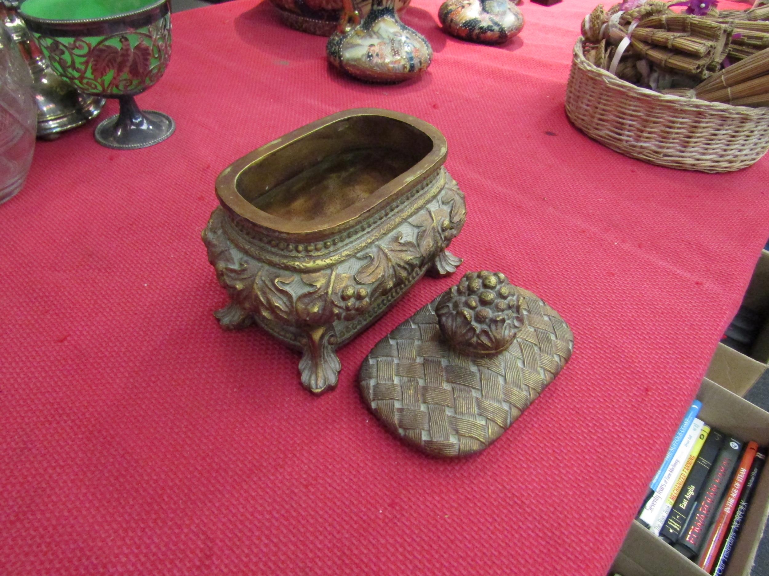 A decorative gilt trinket box with leaves and berry finial - Image 2 of 2