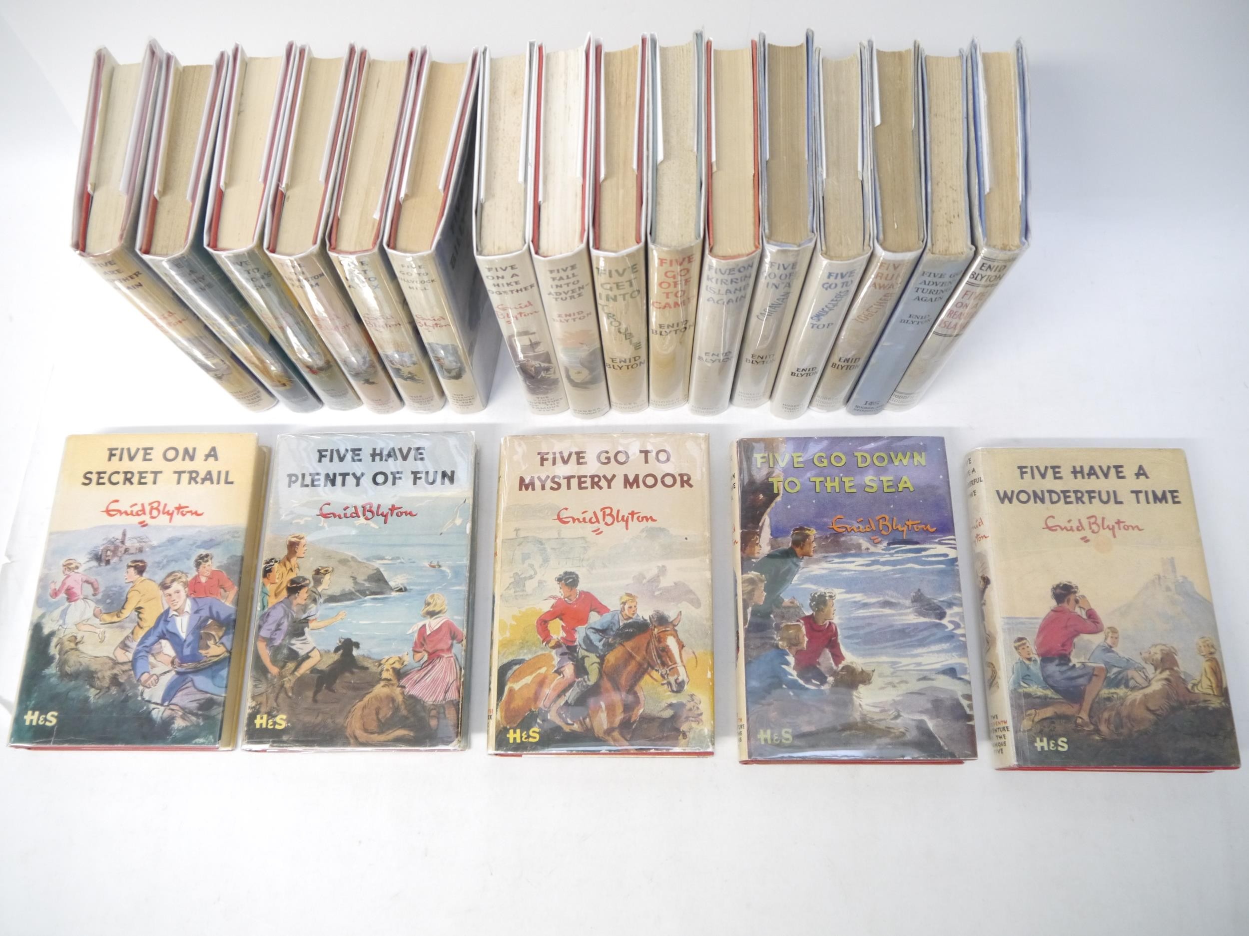 Enid Blyton, 'Famous Five', complete set of the 21 children's detective series novels, all 1st - Image 6 of 80