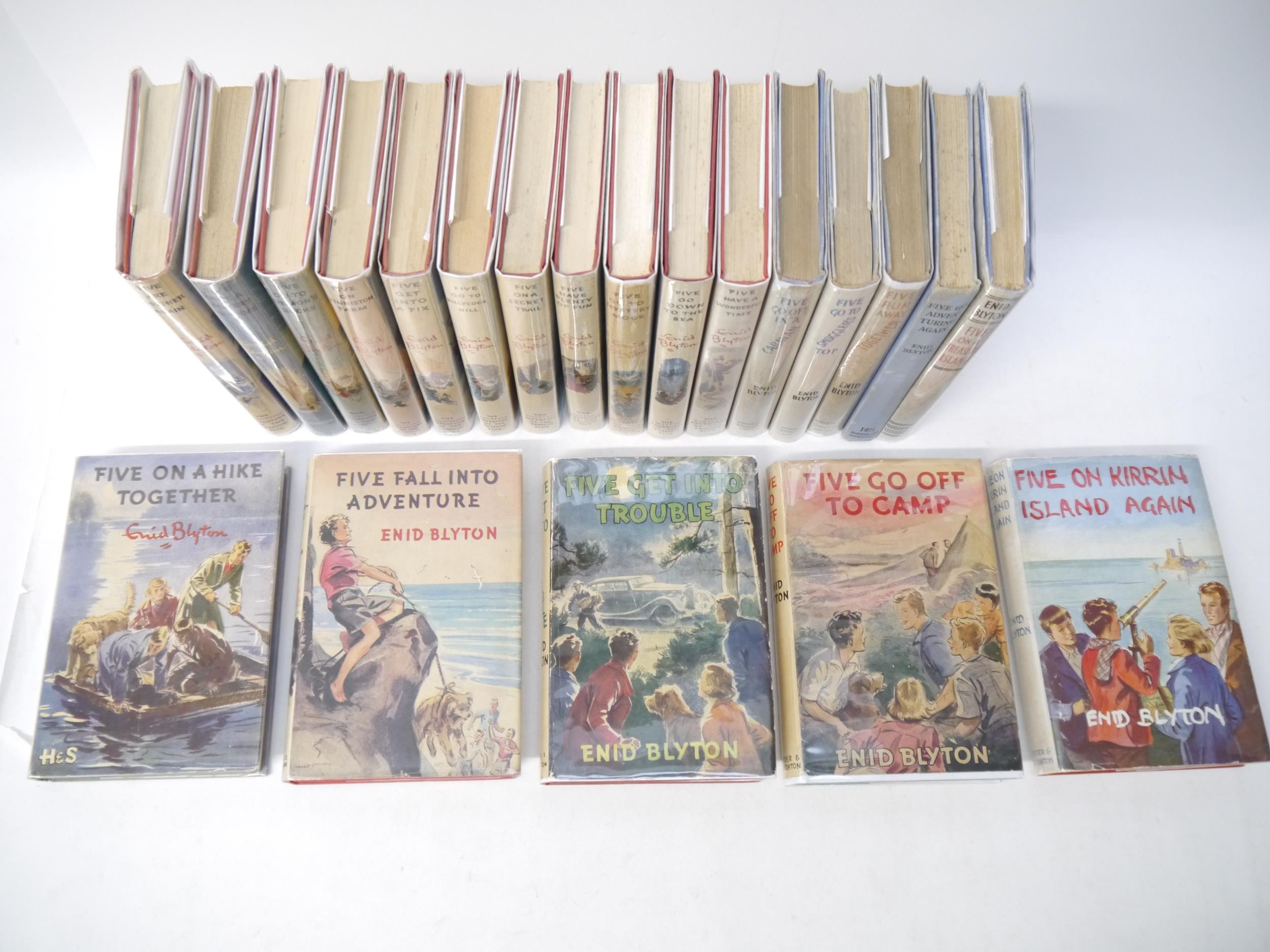 Enid Blyton, 'Famous Five', complete set of the 21 children's detective series novels, all 1st - Image 4 of 80