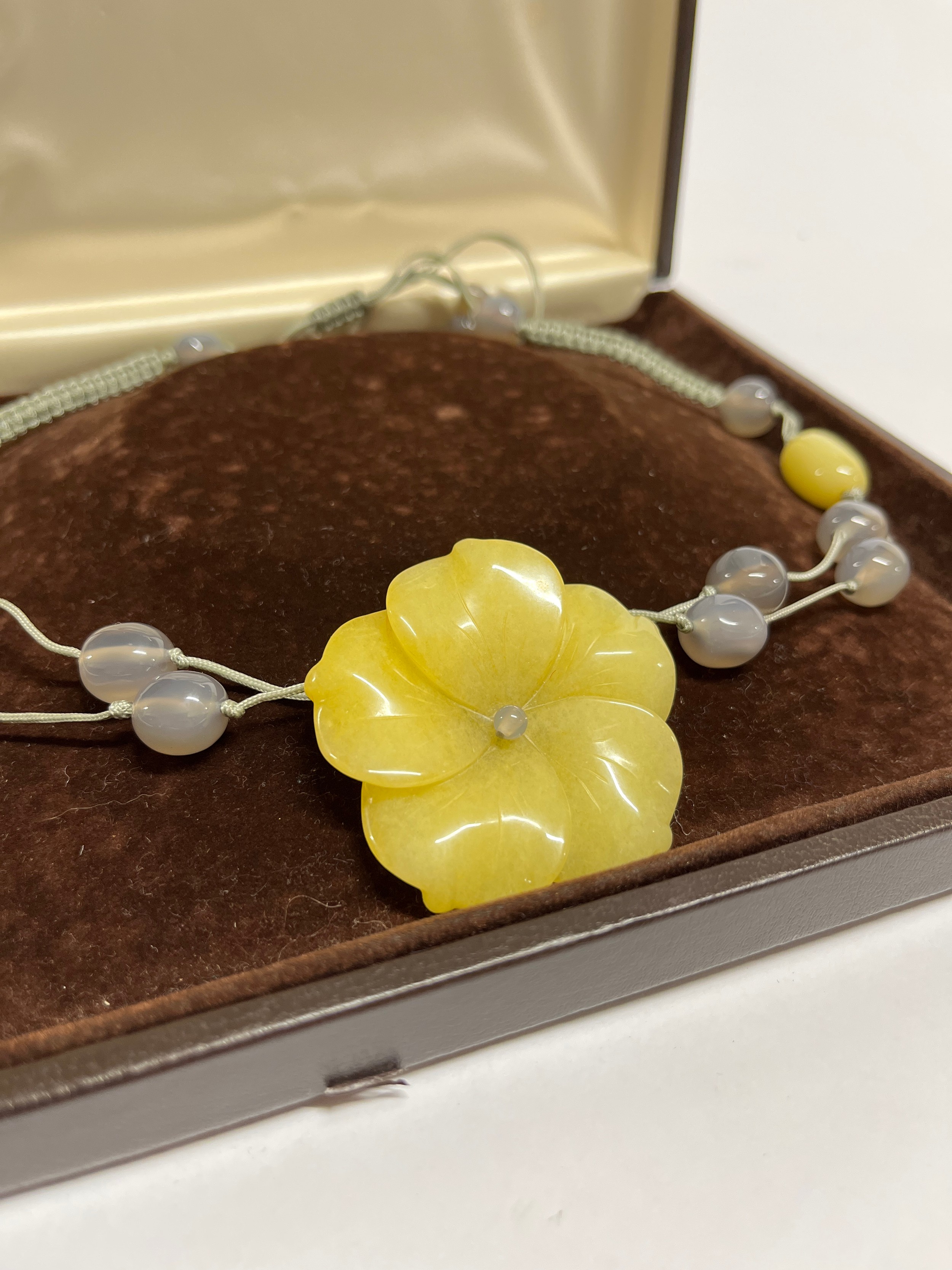 A jadeite necklace with large yellow jadeite carved lotus flower centre - Image 4 of 5