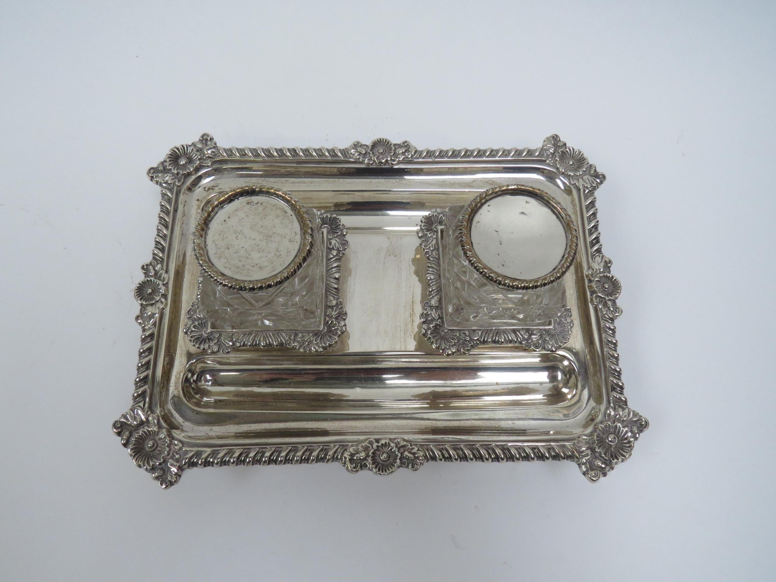 A Thomas Bradbury & Sons silver twin bottled inkstand with double pen holder, wrythen and floral - Image 2 of 4