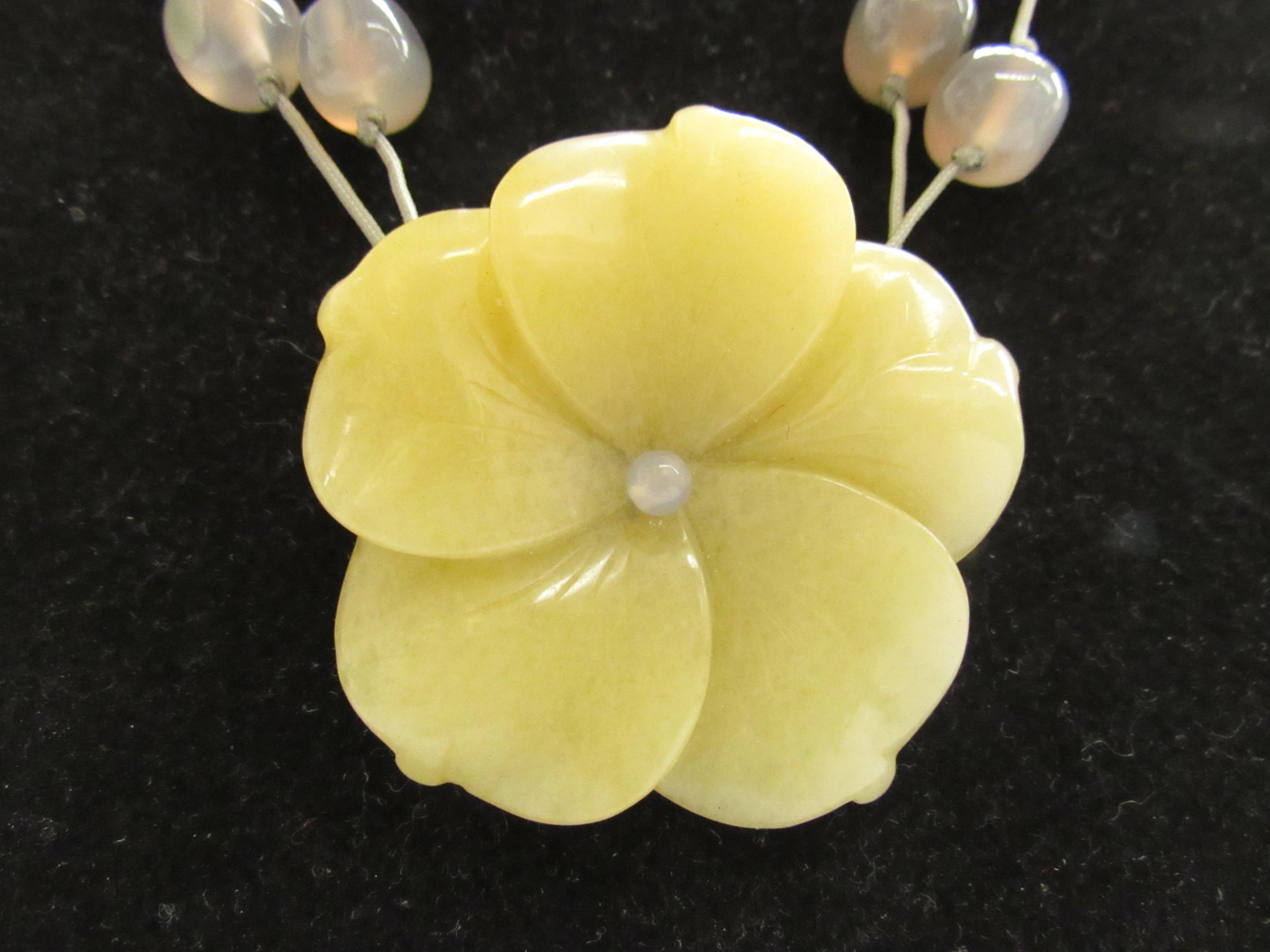 A jadeite necklace with large yellow jadeite carved lotus flower centre - Image 3 of 5