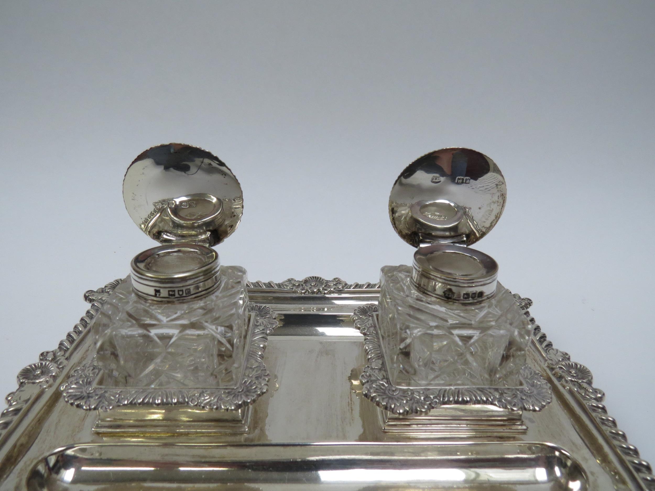 A Thomas Bradbury & Sons silver twin bottled inkstand with double pen holder, wrythen and floral - Image 3 of 4