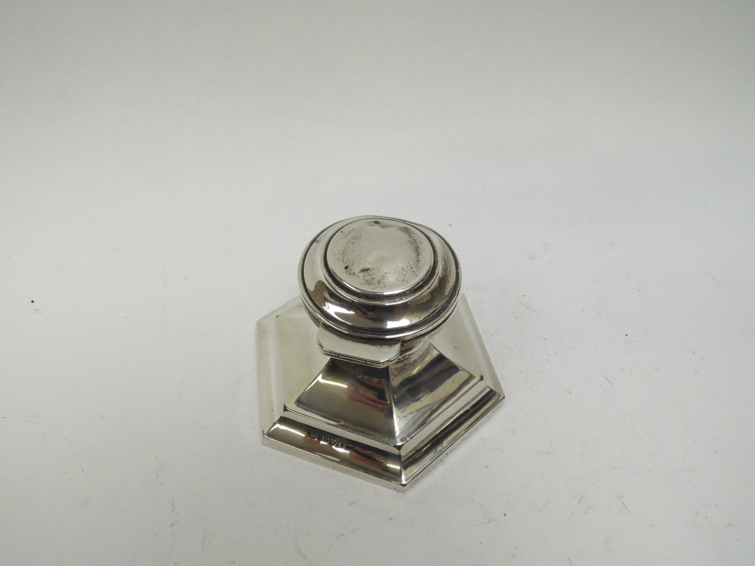 A silver capstan inkwell (lacking liner), dents to top, weighted base, 10cm long, date letter rubbed - Image 3 of 3