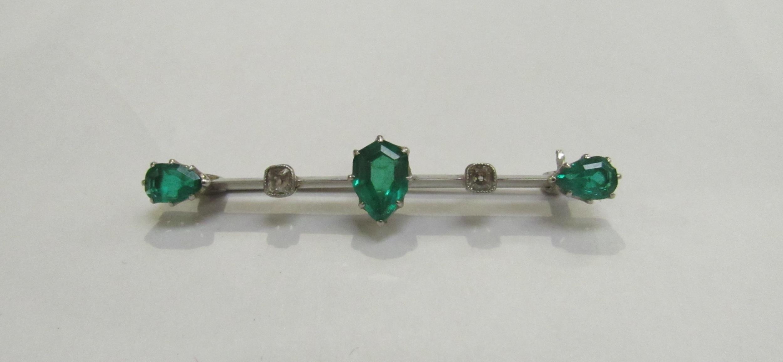 An emerald and diamond bar brooch, the central pear cut emerald 1ct approx flanked by 0.15ct - Image 3 of 3