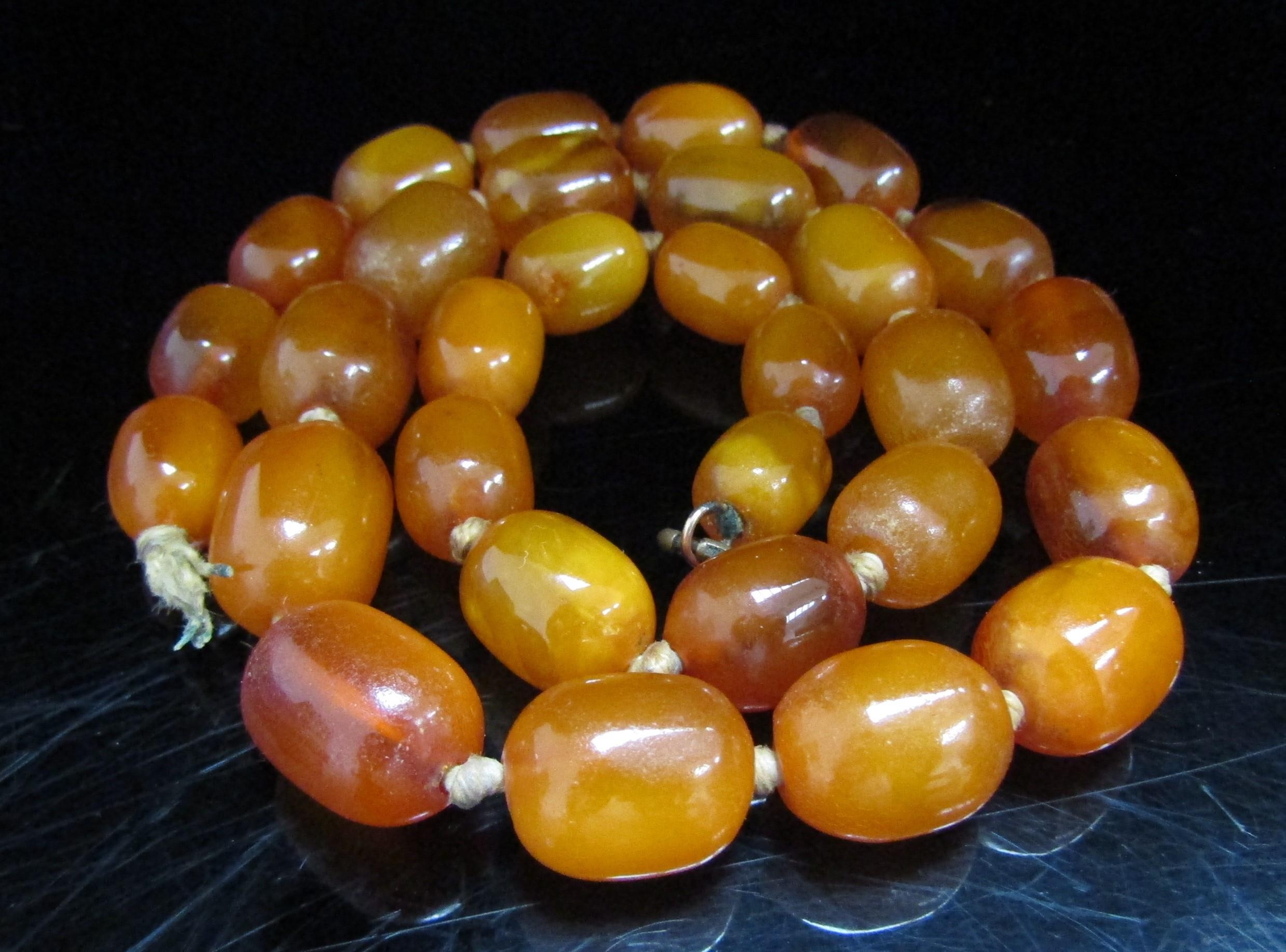 An amber bead necklace, 48cm long, 25.4g (clasp a/f)