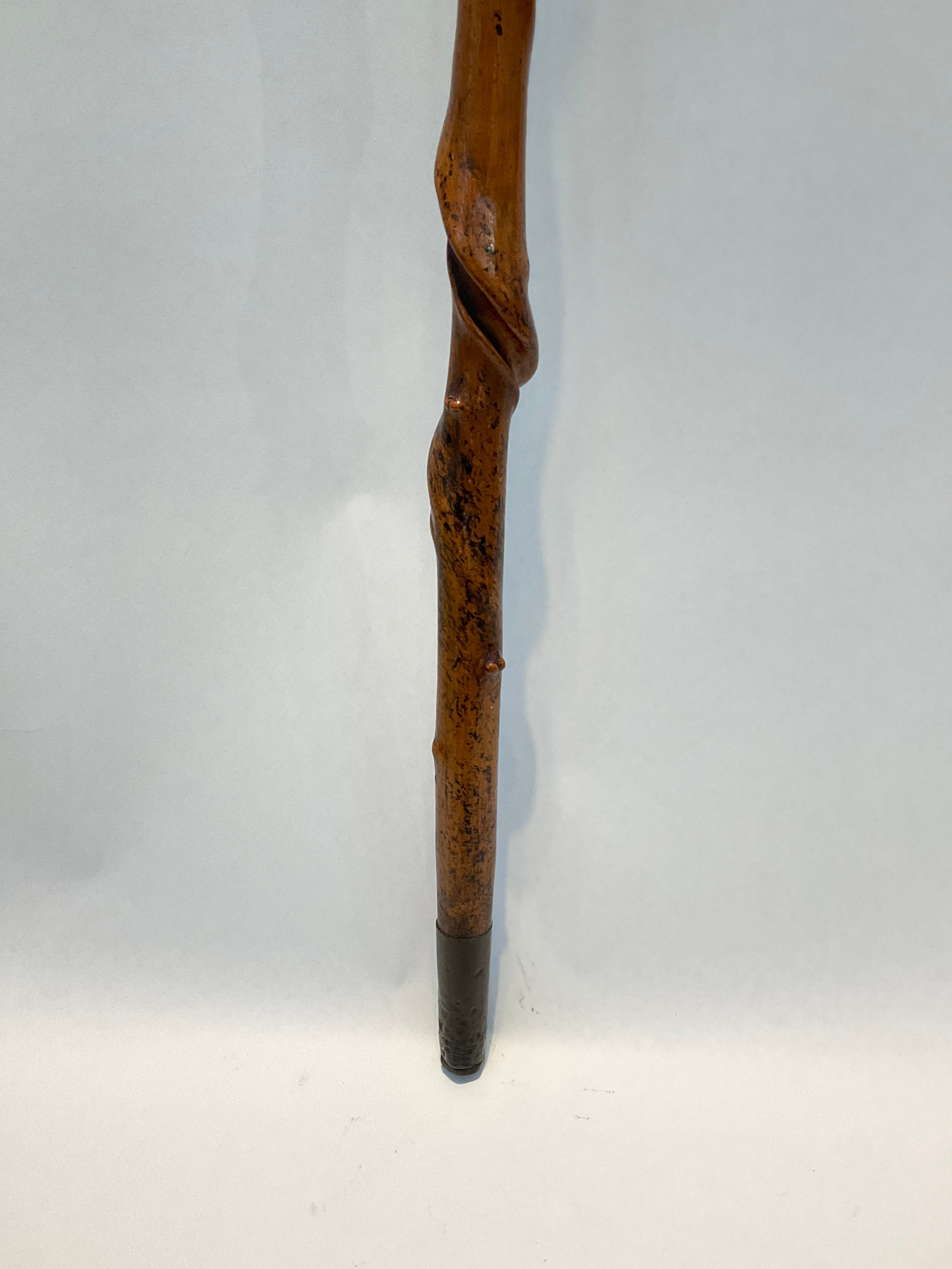 A knarled twisted wood walking cane with carved double ended mask of a man, 92cm long - Image 3 of 3