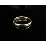 An 18ct gold wedding band. Size P, 4g